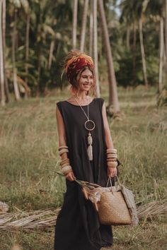 "🍁Discover the magic of Thaluta! www.thaluta.com Super Soft and breathable Maxi Dress with extra big pockets. 100% Natural Cotton One Size:  US 4-16 / S-XL Bust: 44\" Waist: 26\" to 47\" Hips: up to 72.8\" Total length:  47.6\" 🐱Clothing with a Purpose - We donate 10% of each order to help Thailand's street cats." Van Hippie, Pocket Maxi Dress, Dress With Pleats, Womens Long Dresses, Long Linen Dress, Mode Boho, Pink M, Maxi Robes, Cotton Maxi