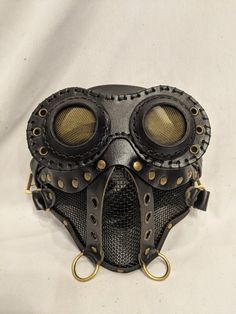 This unique mask is a great statement piece to round out an outfit. ~Wide eye piece allows this mask to be worn over most glasses. ~Has adjustable straps and buckles so you can size to fit. Apocalyptic Steampunk, Steampunk Games, Gamer Cosplay, Unique Masks, Larp Armor, Diesel Punk, Costume Mask, Dieselpunk, Larp