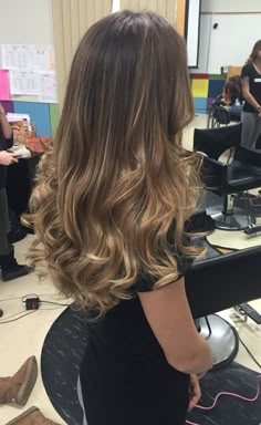 Ombre Brown Hair With Blonde Tips Ombre, Dark Root Caramel Balayage, Ombre Hair Color For Dark Brown Hair, Brown Root Melt, Dark To Light Ombre Hair, Brown Hair With Blonde Tips, Dark Brown To Light Brown Ombre, Brown Hair Fade, Brunette Ombre Hair