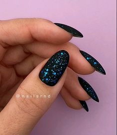 Black Nails Blue Glitter, Galaxy Almond Nails, Vampy Nails Short, Black Nails With Blue Glitter, Black Dip Nails Ideas, Sparkly Nails Ideas, Matt Nails Design, Nail Designs 2023 Trends, Jupiter Nails