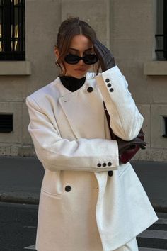 Brunch outfit, minimal outfit, minimal outfit ideas, minimal style, hairstyles, fashion, outfit ideas, aesthetic, fashion trends, christmas outfit, old money, old money outfit, Elegant outfit, white suit, woman's suit, elegant style, winter white, autumn outfit, leather gloves, smart casual outfit, winter outfit, winter trend, winter fashion, winter outfits, quiet luxury, fashion ideas, parisian style, parisienne, french fashion, classic outfit, classy women outfit, credit: anunanna All White Parisian Outfit, White Parisian Aesthetic, White Autumn Outfit, White Shirt Parisian Style, Paris Minimalist Aesthetic, White Old Money Aesthetic Outfit, Elegant Style Winter, Winter Old Money