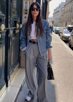 Spring Outfits Casual Chic, Looks Adidas, Jacket Outfit Women, New York Outfits, Denim Jacket Outfit, Look Retro, Outfit Chic, Paris Fashion Week Street Style, Boyfriend Jean