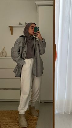 White Outfit Ideas Hijab, White Hijab Outfit Casual, White Sweatshirt Outfit Hijab, Hijabi Sweater Outfit, Cozy Hijabi Outfits, Modest Ootd, Hijabi Styles, Photo Graphy, Modern Hijab