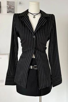 Professional Cool Outfits Women, Cute Office Outfits Women, Kpop Women In Suits, Alternative Professional Outfits, Pinstripe Skirt Outfit, Grunge Business Casual, Goth Office Fashion, Pinstripe Blazer Outfit, Pinstripe Outfit