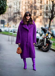 123 Ideas Para Usar Abrigos De Colores En Este Invierno | Cut & Paste – Blog de Moda Tennis Shoes Outfit, Italian City, Purple Style, Color Trends Fashion, Winter Leggings, Outfit Jeans