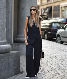 Casual Chic Autumn Outfits 2023, European Fashion Spring Street Style, Womens Waistcoat Outfit, Black Waistcoat Outfit Women, Waistcoat Outfit, Stars Fashion, Outfit Primavera, Style Instagram, 60 Fashion