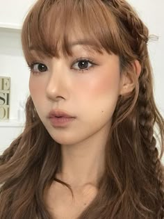 natural Korean fall brown makeup Korean Makeup Trends, Kpop Hair Color, Autumn Makeup, Kpop Hair, Medium Short Hair, Honey Hair, Haircuts Straight Hair, Hair Colours, Dye My Hair