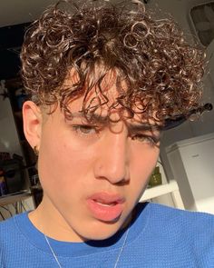 E-boy Hair, Skin Fade Hairstyle, Boys Curly Haircuts, Long Curly Hair Men, Cool Boys Haircuts, Teenage Hairstyles, Kids Cuts, Skin Care Collection, Boys With Curly Hair