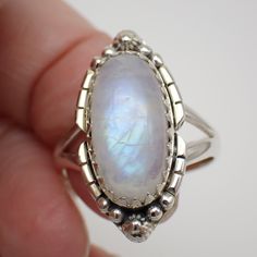 Palabras clave:


 Inspiración Divina | Intuición | Conocimiento


 



Chakra:


 Sacro | Tercer Ojo | Corona


 

Zodíaco:

 ♋ Cáncer



 

Dimensiones:




 Tamaño 10

 1" de largo, 0,5" de ancho

 Rainbow Moonstone es un cristal cautivador y místico conocido por su encantador juego de colores, que recuerda la belleza etérea del cielo iluminado por la luna. Este cristal es famoso por su conexión con la energía divina femenina y su capacidad para mejorar la intuición, el equilibrio emocional y la percepción espiritual.

 
Con su asociación con el chakra de la corona, se cree que la piedra lunar arcoíris abre un camino hacia una conciencia superior, facilitando el crecimiento espiritual y la sabiduría interior. A menudo se la conoce como la "Piedra de la Diosa", ya que promueve una c Magical Crystal Ring Gift, Mystical Silver Crystal Ring With Gemstone, Silver Moonstone Ring For Healing With Moon Phase, Spiritual Silver Crystal Ring, Silver Crystal Ring With Gemstone, Adjustable Spiritual Moonstone Ring With Moon Phase, Spiritual Adjustable Moon-shaped Moonstone Ring, Spiritual Moonstone Ring Jewelry, Adjustable Celestial Crystal Ring With Gemstone