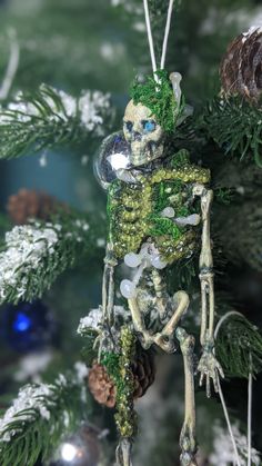 Creepy skeleton ornaments Creepy Christmas Ornaments Diy, Skull Tree Topper, Creepy Christmas Decor, Halloween To Christmas Decor, Diy Gothic Christmas Ornaments, Goth Christmas Crafts, Alternative Christmas Decor, Gothic Art Ideas