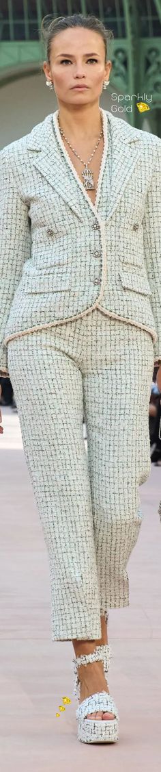 #Chanel #Spring2025 #Collection2025 #Runway #SparklyGold #HauteCouture #Fashion Fashion 2025, 2025 Spring, Trends 2025, Casual Dressing, Spring City, Runway Fashion Couture, Chanel Brand, Fashion Chanel