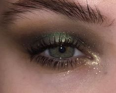 Green Eyed Makeup, Christmas Eye Looks, Make Up For Christmas, Makeup Looks Green, Dark Green Makeup, Green Makeup Looks, Makeup For Christmas, Green Makeup Tutorial, Green Eyes Makeup