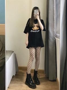 Emo Outfit Summer, Alt Summer Clothes, Shorts And Stockings Outfit, Grunge Summer Fits, Summer Alternative Outfits, Streamer Outfits, Soft Alternative Outfits, Summer Alt Outfits, Tumblr Grunge Outfits