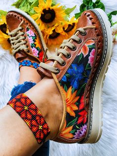 Hippie Shoes, Frida Kahlo Style, Bling Shoes, Cold Weather Fashion, Boho Design, Over 50 Womens Fashion, Crochet Shoes