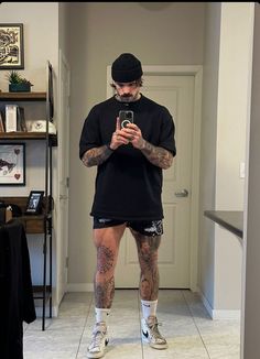 Men Gym Outfits Aesthetic, Men’s Gym Wear Outfits, Aesthetic Guy Fits, Gym Outfit Men Style, Men Gym Outfit, Mens Gym Outfits, Men With Tattoos, Coachella Outfit Men, Man With Tattoos