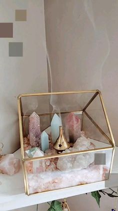 Crystal Centerpieces Home, Metaphysical Home Decor, Gem Stone Decor Ideas, Crystal Bathroom Aesthetic, Crystals Decor Ideas, Gemstone Home Decor, How To Display Crystals And Stones In Your Home, Crystals Set Up Bedroom, Crystals In Bedroom Aesthetic