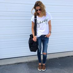 The Closet Staple: Graphic Tee's http://www.hellofashionblog.com/2014/09/the-closet-staple-graphic-tees.html #MakeupCafe Zapatos Animal Print, High Tops Outfit, Valentino Rockstud Pumps, Looks Jeans, Hello Fashion, Karen Walker, The Closet, Black Blazer, Spring Summer Outfits