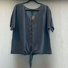 Nwt Short Sleeve Chambray Blouse By Harper Heritage Size From Smoke Free Home. Blue Rayon V-neck Top, Blue Rayon Tops For Day Out, Rayon Button-up Beach Top, Beach Button-up Rayon Top, Button-up Rayon Top For Beach, Blue Rayon Beach Tops, Chambray, Color Blue, Top Blouse