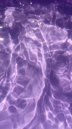 an image of water that looks like it is floating in the ocean or swimming pool