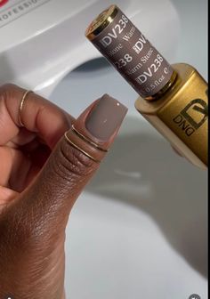 November Nails Dnd, Dark Brown Pedicure, Brown Nails Dip Powder, Winter Nails For Dark Skin, Boycott Boring Nails, Dnd Fall Nail Colors 2024, Dnd Brown Gel Polish, Dnd Fall Nails, Fall/winter Nail Colors