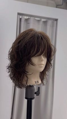 Short Medium Hairstyle Women Layers, Hairstyles For Head Shapes, Layered Hair For Round Face, 90s Grunge Haircut, Mid Length Wavy Haircuts, Wolfcut Bangs, 80s Haircuts, Grunge Haircut, Long Messy Hair