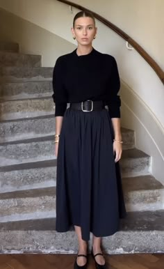 A Line Fashion, Paris Fashion Autumn, Maxi Skirt Casual, Modest Chic Outfits Classy, Aline Skirt Outfit Work, Elegant Comfy Outfit, Midi Dress Winter Outfit, Chic Black Winter Skirt, Elegant Winter Pleated Midi Skirt