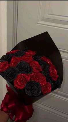 Black Rose Flower Bouquets, Black Red Bouquet, Black Eternal Rose Bouquet, Red And Black Rose Bouquet, Black And Red Roses Bouquet, Cute Bouquet Ideas, Red And Black Bouquets, Black And Red Bouquet, Eternal Ramos