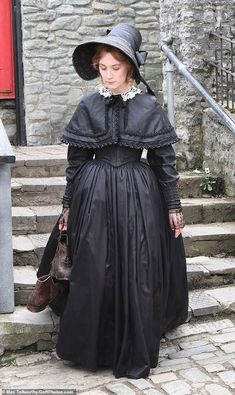 Victorian Gown Aesthetic, Victorian Era Clothing, Victorian Era Dress, Historical Fashion Victorian, Belles Dress, Victorian Dress Gown, Dress And Shawl, Victorian Style Clothing, Southern Belle Dress