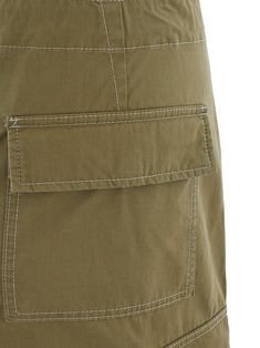 Pantalón cargo en Tom Ford Green con dos bolsillos laterales cerrados con solapa, dos grandes bolsillos delanteros y dos bolsillos traseros cerrados con botones a presión revestidos. Cordón ajustable en cintura y bajo. Composición: 100% Algodón-Interno Sku:23MG233-263 Military Style Khaki Pants With Pockets, Military Wide Leg Bottoms With Pockets, Khaki Workwear Bottoms With Pockets, Military Trousers With Pockets, Military Style Cargo Trousers With Pockets, Military Straight Leg Pants With Pockets, Military Style Straight Leg Pants With Pockets, Military Style Straight Leg Parachute Pants With Pockets, Military Style Khaki Parachute Pants With Pockets