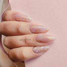 Neutral Gold Nails, Ideas Uñas Acrilicas, Neutral And Gold Nails, Nail Almond Ideas, Gold Almond Acrylic Nails, Uñas Beige Elegantes, Nude Nails With Gold Accent, Neutral Nails With Gold, Gel X Nail Designs Almond