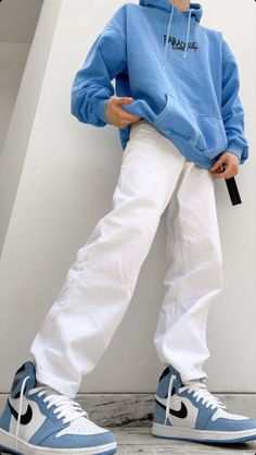 Blue And White Outfit Men, Oversized Outfit Men, Earth Tone Clothes, Outfit Cowok, Cargo Pants Outfit Men, Beige Cargo Pants, Blue And White Outfits, Off White Pants, White Pants Outfit