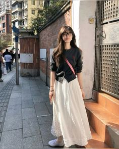 Travel Outfit Ideas, Japan Outfits, Rok Outfit, Travel Outfit Plane, Simple Style Outfits, Look Office, Japan Outfit, Long Skirt Outfits, Trip Outfits