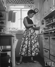 1950s Housewife Fashion, 50s Housewife, 50s Aesthetic, Housewife Dress, 1950s Housewife, Vintage Housewife, 1960s Dresses, Retro Housewife, Career Girl