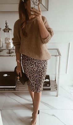 Chunky Sweater Business Casual, Pencil Skirt Outfits Casual Fall, Professional Photo Shoot Outfits, Skirts And Sneakers Outfit, Mode Over 50, Leopard Pencil Skirt, Edgy Elegance, Brown Knit Sweater