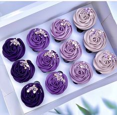 Purple Rosette Cakes, Purple Cake With Cupcakes, Purple Cake And Cupcakes, Wedding Cupcakes Ideas Purple, Sweet 16 Cupcake Cake, Cupcake Cakes Designs, Cupcakes With Purple Frosting, Birthday Cupcake Designs, Purple Cupcakes Ideas