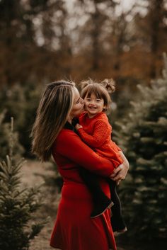 Mommy And Me Christmas Tree Farm, Mommy And Me Tree Farm Photo Shoot, Christmas Mommy And Me Pictures, Family Outdoor Christmas Photos, Daughter Christmas Pictures, Mommy And Me Christmas Photo Shoot, Tree Farm Family Photos, Christmas Mini Sessions Outdoor