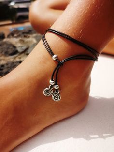 "silver boho festival style anklet for women with silver stars, layered beaded ankle bracelet, womens anklet, bohemian style jewelry anklet, ankle beach bracelet, summer anklet, boho anklets for women. A Boho anklet Bracelet with a touch of bohemian design. This leather ankle Bracelet is casual and chic, on trend but also timeless with a touch of a boho chic look, a perfect combination for an everyday wear!! Our leather jewelry are made with extra care, you won't be disappointed. These beautiful Anklets Diy, Ankle Bracelets Diy, Anklet For Women, Beaded Ankle Bracelets, Anklet Designs, Bohemian Style Jewelry, Beaded Ankle, Summer Anklets, Beaded Anklet