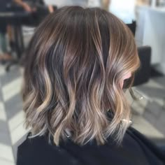 wavy brunette balayage bob Bob Pendek, Brunette Balayage Hair