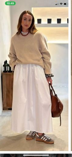 White Skirt Ideas, Linen Skirt Outfit, Skirt Outfit Fall, Japan Outfits, White Skirt Outfits, White Long Skirt, Midi Skirt Outfit, Winter Skirt Outfit, Skirt Trends