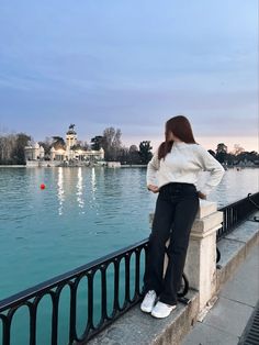 Idea de foto en Parque del Retiro Madrid Spain Aesthetic Outfit, Madrid Spain Outfit Idea, Warner Madrid, Madrid Pictures