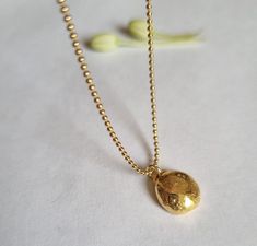 Beautiful gold nugget pendant necklace, minimalist romantic gift jewelry for women in 14k gold plating. This dainty necklace has a 14k gold-filled chain with a hammered chunky gold nugget pendant, plated in gold. You can choose between a ball chain or a link chain necklace, and it is available in 16", 18", 20", and 24" lengths. This necklace is simply timeless and elegant. You can wear it as a single item or layered with other necklaces for a total boho-chic look. It will accompany you for many Minimalist Handmade Gold Charm Necklace, Gold Tarnish Resistant Oval Pendant Necklace, Gold Tarnish-resistant Oval Pendant Necklace, Gold-plated Teardrop Pendant Jewelry, Dainty Brass Charm Necklace With Delicate Chain, Dainty Gold Brass Charm Necklace, Gold Tarnish Resistant Necklace As A Gift For Her, Gold Tarnish-resistant Necklace As A Gift For Her, Handmade Gold Necklace For Everyday