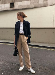 Street Style New York, Blazer And T Shirt, Streetwear Mode, Beige Pants, Looks Street Style, Urban Street Style, Blazer Outfits