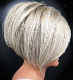 Pretty Rounded Ash Blonde Bob Ash Blonde Bob, Inverted Bob Haircuts, Inverted Bob Hairstyles, Stacked Bob Haircut, Silver Blonde