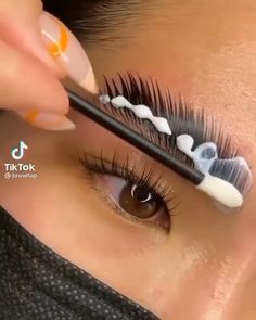 Laminated Eyebrows Natural, Laminated Eyebrows, Brow Lamination And Tint, Laminated Brows, Eyelash Lift And Tint, Eyelash Tips, Eyebrow Hacks, Beginners Eye Makeup, Perfect Eyelashes