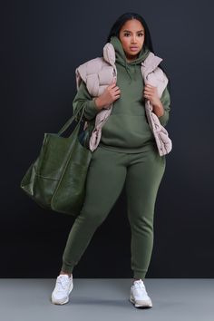 Green Joggers Outfit Casual, Jogger Set Outfits Women, Wide Leg Joggers Outfit, Joggers Outfit Casual, Green Sweatpants Outfit, Green Joggers Outfit, Fall Athleisure Outfits, Sweatshirt And Sweatpants Outfits, Womens Joggers Outfit