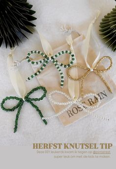 there is a napkin with some beads on it and a ribbon around the top that says, here's knuse tip