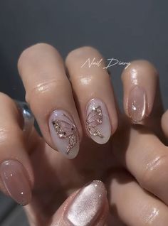 Flower Design On Nails Simple, Wedding Nails Butterfly, Almond Shaped Nails Short, Nail Art Simple Elegant, Butterfly Nails Design, Butterfly Nail Design, Fancy Nail Art, Kutek Disney