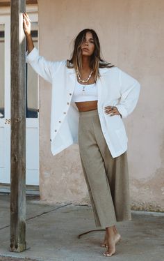 Smart Casual Beach Outfit, Meditterean Outfits, White Flowy Outfit Aesthetic, Philippines Style Outfits, Summer Loose Outfits, Linen Clothes Outfits, California Aesthetic Outfit Spring, Flowy Linen Outfit, Casual Outfits For Photoshoot