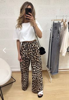 Leopard Pants Outfit, Casual Dinner Outfits, Casual Dinner Outfit Summer, Leopard Trousers, Going Out Outfits Casual, Mid Size Outfits, Dinner Outfit Fall, Chica Chola, Dinner Outfit Casual