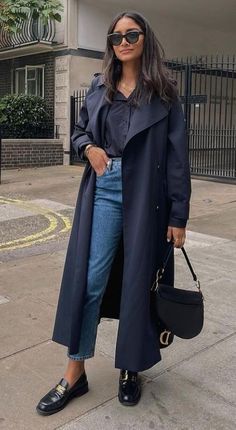 Navy Blue Raincoat Outfit, Navy Blue Long Coat Outfit, Chic Trench Coat Outfit, Dark Trench Coat Outfit, Outfits With Blue Trench Coat, Blue Trenchcoat Outfit, Black Trench Coat Outfit Classy Chic, Long Black Trench Coat Outfit, Navy Blue Trench Coat Outfit Winter